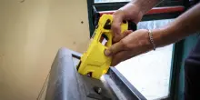 A Milano la Polizia locale avr&agrave; in dotazione il taser, ok dall'Aula