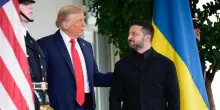 Zelensky in completo nero, camicia nera ma senza cravatta