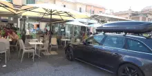 Auto ingrana marcia contro birreria, tutti illesi a Viareggio