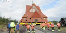 Svezia, secondo giorno del lento trasloco della Kiruna Kyrka attraverso la citta' artica