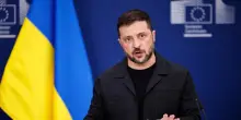 Zelensky nel giorno della bandiera ucraina : 'Non cederemo la nostra terra agli occupanti'