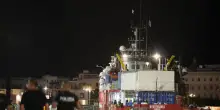 Mediterranea, migranti in porto vicino per affermare dignità