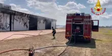 Hangar con 4 aerei distrutto da un incendio nel Brindisino
