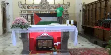 La bandiera della Palestina in chiesa, il parroco: 'Il popolo reclama la sua libertà'