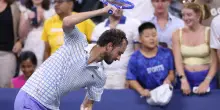 Us Open: Medvedev litiga con l'arbitro e aizza il pubblico e a fine match spacca la racchetta