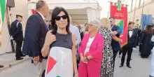Alla Perdonanza consigliera sfila con abito-bandiera Palestina