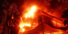 Indonesia: manifestanti incendiano edificio governativo, 3 morti