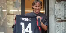 Primo bagno di folla per Modric allo store Milan