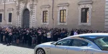 Funerali di Jesto tra le sue canzoni e l'applauso dei fan