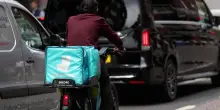 Caporalato su migliaia di rider, controllo giudiziario per Deliveroo