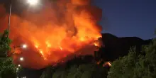 Fiamme sul Vesuvio, si estende il fronte del fuoco