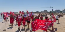 Il corteo dei bagnini, protesta sulla spiaggia di Rimini