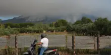 Fiamme sul Vesuvio: prefetto, fronte di fuoco di due chilometri