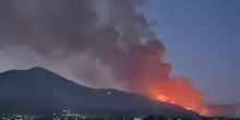 Fiamme sul Vesuvio, De Luca chiede la mobilitazione nazionale