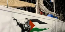 Laika per la Global Sumud Flotilla, dipinge le navi a Barcellona