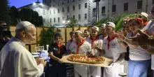 Per Papa Leone una pizza Napoli da un metro e mezzo