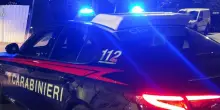Aggredisce e minaccia con una pistola operatori Croce rossa