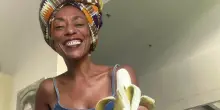 Insulti razzisti a Bundu, lei risponde con una banana