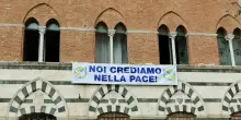 A Siena card.Lojudice espone striscione 'Crediamo nella pace'