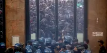 Polizia disperde i manifestanti a Milano con i lacrimogeni