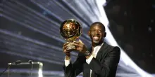 Dembelè arriva col Pallone d'Oro, Luis Enrique lo abbraccia