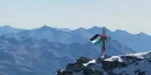 Bandiera della Palestina svetta sulla cima del Cervino