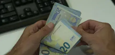 L'Istat: 'I salari reali ad ottobre inferiori di 8,8 punti sul 2021'