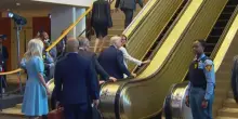 Trump arriva all'Onu, ma la scala mobile si blocca e prosegue a piedi