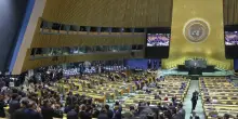 Netanyahu show nell'aula vuota all'Onu: 'Non mi fermo'