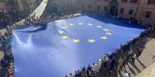 A Viterbo esposta la bandiera d'Europa piu grande del mondo