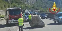 Grande masso cade su ferrovia e poi in strada, stop a treni