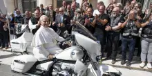 Il Papa firma una moto Bmw, ricavato andrà in beneficenza