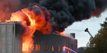 Incendio in un'azienda di ricambi, fumo nero su Torino