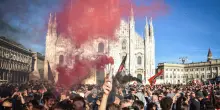A Milano migliaia in corteo per il Leoncavallo. Uova e petardi contro gli agenti