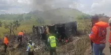 Venezuela, bus si ribalta e prende fuoco nello Stato di Bol&iacute;var