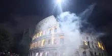 Capodanno a Roma, il Colosseo "bombardato" dai fuochi d'artificio