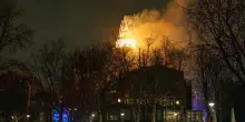 Brucia chiesa in centro Amsterdam, crolla il campanile