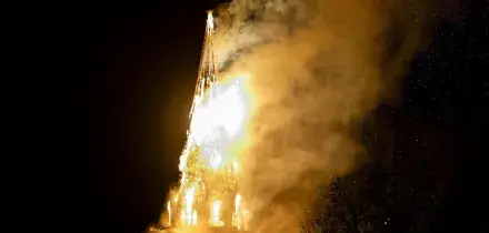 Brucia una chiesa in centro ad Amsterdam, crolla il campanile