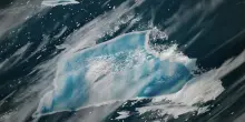 Si  tinge di blu uno dei pi&ugrave; grandi iceberg al mondo