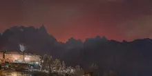 L'aurora boreale colora di rosso il cielo sulle Dolomiti