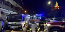 Incidente sul lavoro a Modena, operatore ecologico incastrato sotto un camion