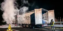 Tir in fiamme sulla tangenziale sud di Torino, traffico bloccato per ore