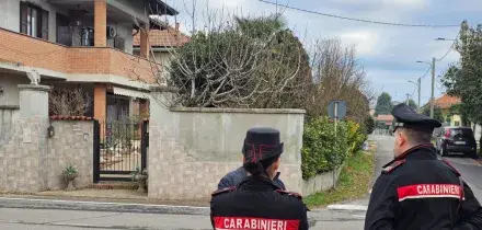 Morto con una ferita al torace, colpito dal padrone di casa durante una rapina