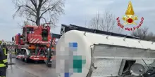 Camion si rovescia per evitare frontale e schiaccia furgone, un morto