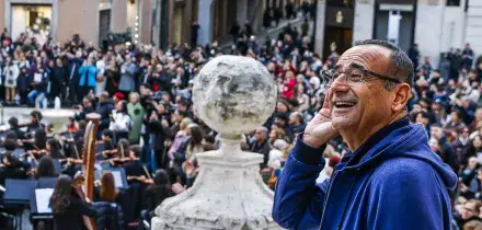 'Tutti cantano Sanremo', Carlo Conti in Piazza di Spagna per lo spot
