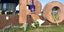 Per Commisso fiori davanti al Viola Park e la scritta 'Grazie Rocco'