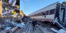 Scontro tra due treni in Spagna, precipitati tre vagoni: almeno 39 i morti. Corpi sbalzati a centinaia di metri