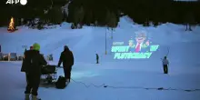'Spirito della plutocrazia', sulle piste da sci di Davos la protesta satirica contro Trump