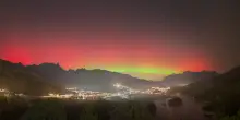 Le luci dell'aurora boreale accendono il cielo delle Dolomiti
