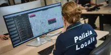 Motociclista si schianta contro un palo e muore decapitato a Milano